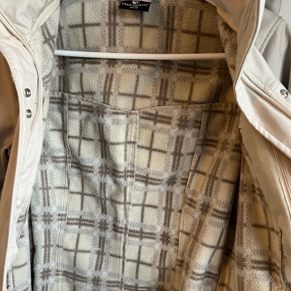 Size xs fabulous cream coloured windbreaker jacket - Picture 6 of 8